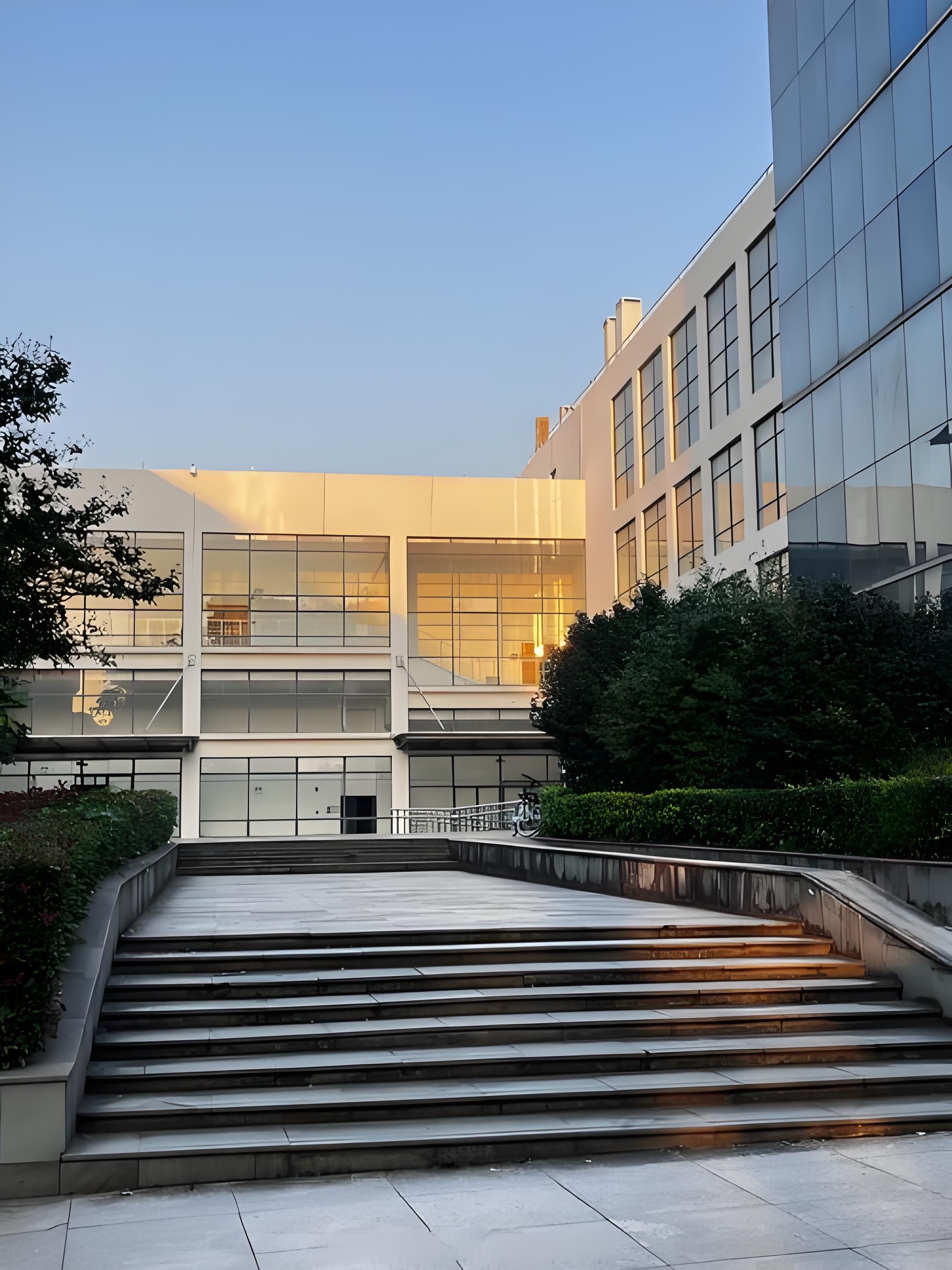 校园建筑与台阶